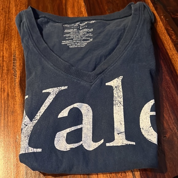 YALE Women’s V-Neck Blue and White Tee Shirt Distressed Lettering Size Small - Picture 9 of 11